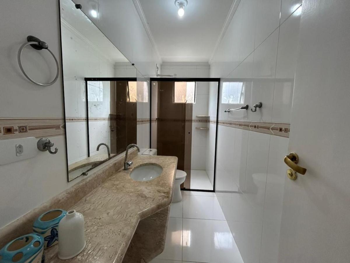 De 2 Quartos Familiar, Toninhas Em